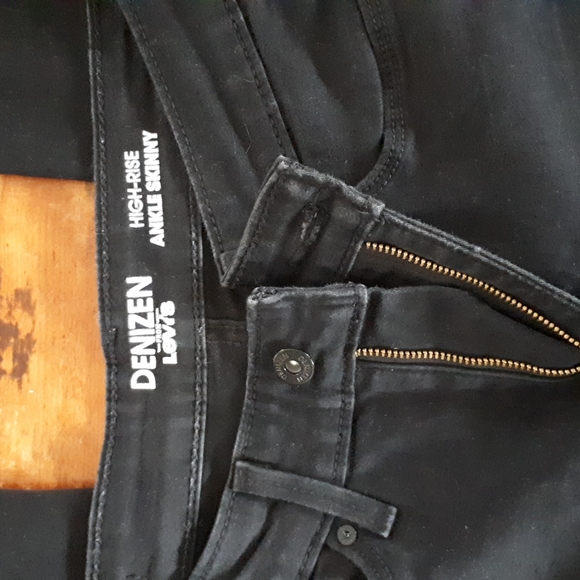 Denizen high rise ankle  skinny jeans.  29×34 - Picture 2 of 3
